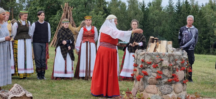 Ant Moškėnų piliakalnio paminėtas rudens lygiadienis: užrakino žemę iki saulėgrįžos... (foto)
