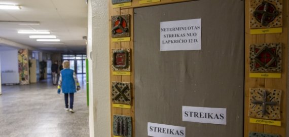 Mokytojai žada tęsti streiką dėl etatinio apmokėjimo