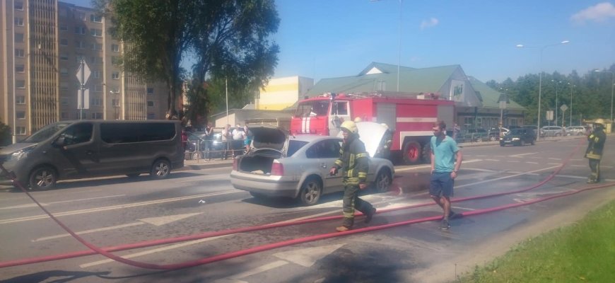 Sankryžoje liepsnojo automobilis