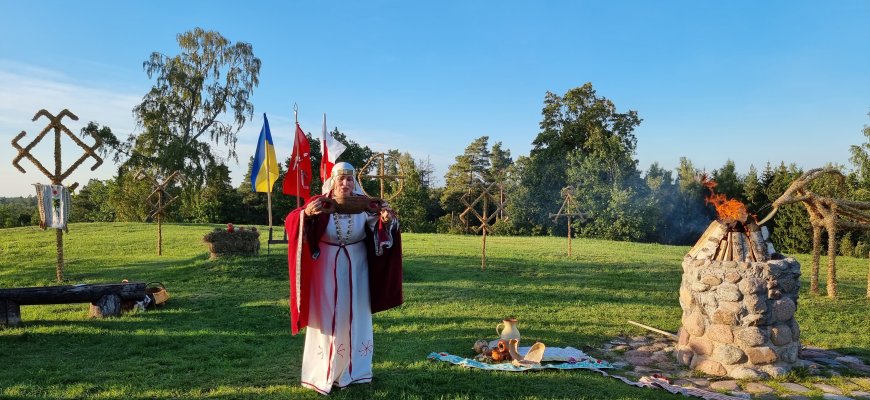 Baltų vienybės dieną – tradicinis šiaudinio ožio „aukojimas“ ant Moškėnų piliakalnio (foto)