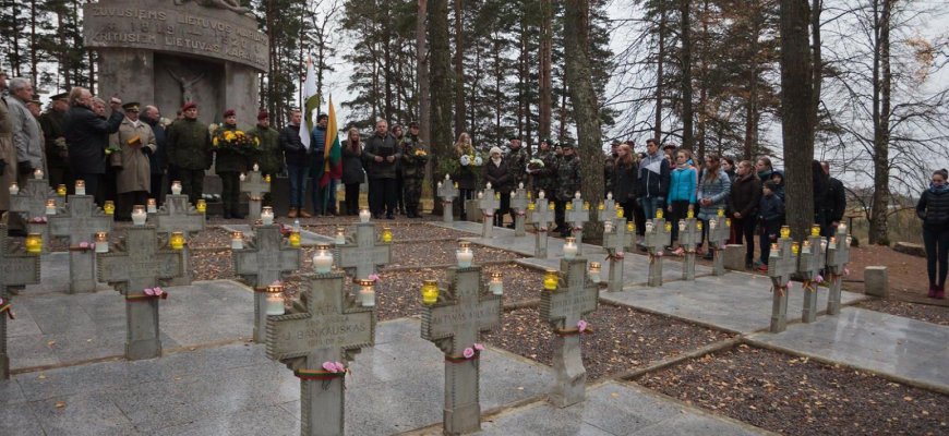 Tradicinė akcija „Gėlių žiedai žuvusiems kariams savanoriams, partizanams“ (foto)