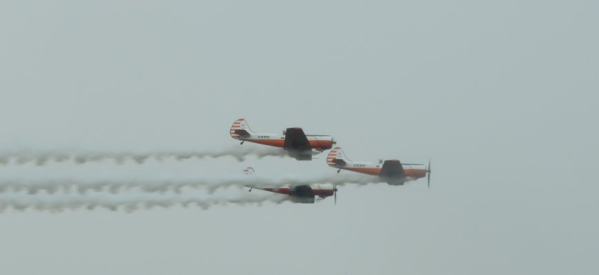 Rokiškėnai liko sužavėti lakūnų grupės ANBO pasirodymu miesto aerodrome