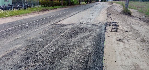 Prie Kalneliškių kapinių klojamas naujas asfaltas (video)