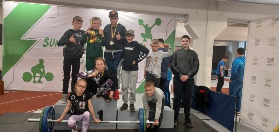 Ryškėja lyderiai: K. Kavoliūnas ir D. Valeišis skina pergales sunkiosios atletikos sporte