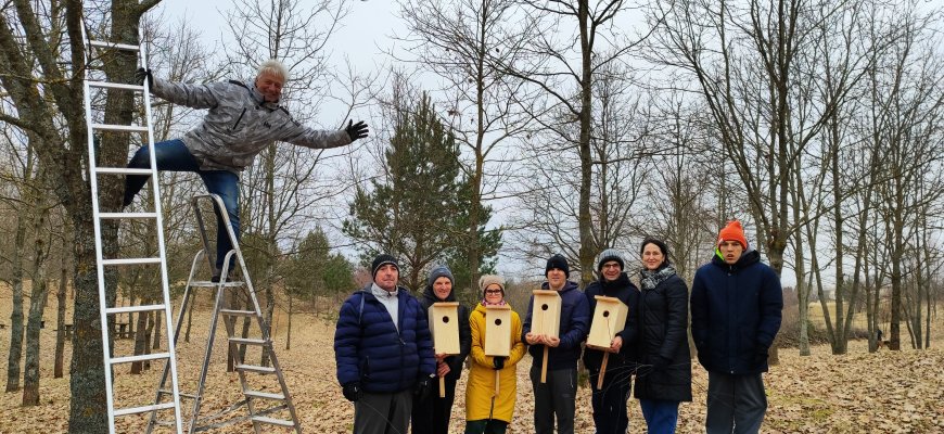 Velykalnio bendruomenės parke varnėnų jau laukia grupinio gyvenimo namų gyventojų pagaminti inkilai (foto)