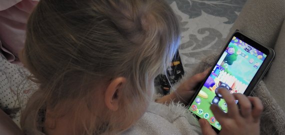 Ką tėveliai turėtų žinoti apie galvines utėles: kaip užsikrečiama ir kaip jas išnaikinti