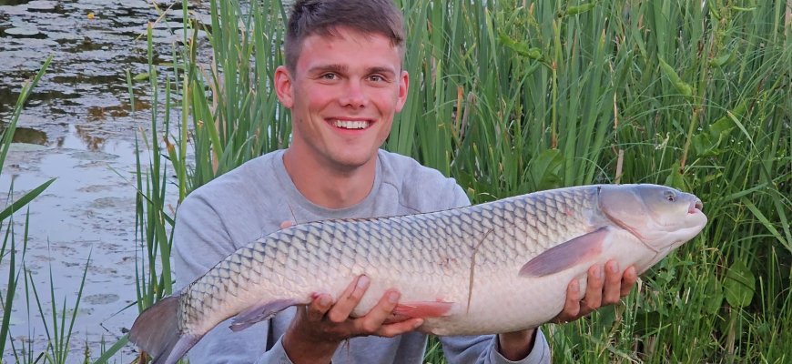 Jaunuolis į Rokiškio ežerą įleido milžinišką amūrą (video+foto)