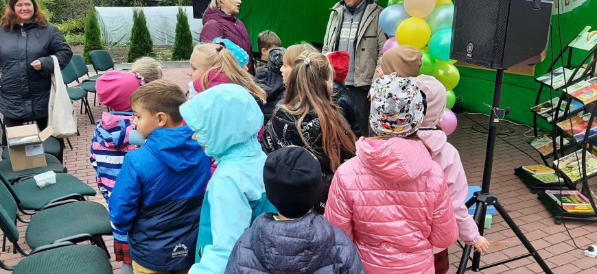Projekto ,,Keliaujanti skaityklėlė“ septintoji stotelė – bibliotekos kieme