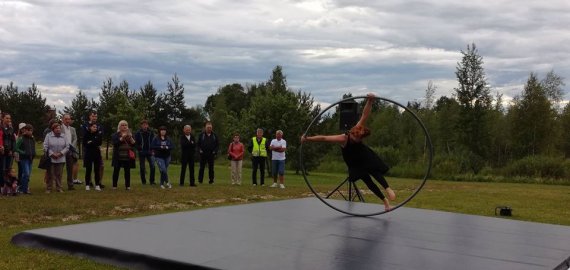 Velykalnio bendruomenės parke – šiuolaikinis cirkas (foto galerija)