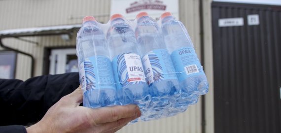V. Uspaskicho vanduo susuko galvas: vietiniai stebuklais netiki, bet iš parduotuvių stebuklingai išgaruoja