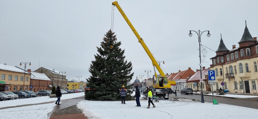 Nepriklausomybės aikštėje pastatyta eglutė (video+foto)