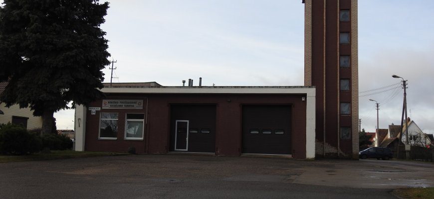 Trečiadienį - neįprasti iškvietimai gaisrininkams: traukė nuskendusį šuniuką ir gesino kapą