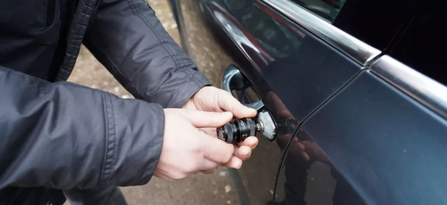 Kaip atidaryti automobilį be rakto?