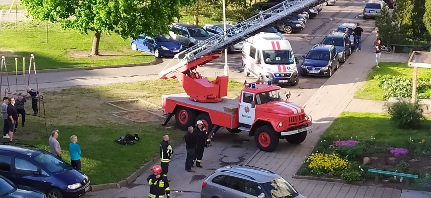 Ugniagesiai iš tvenkinio traukė automobilį ir padėjo medikams bei policininkams