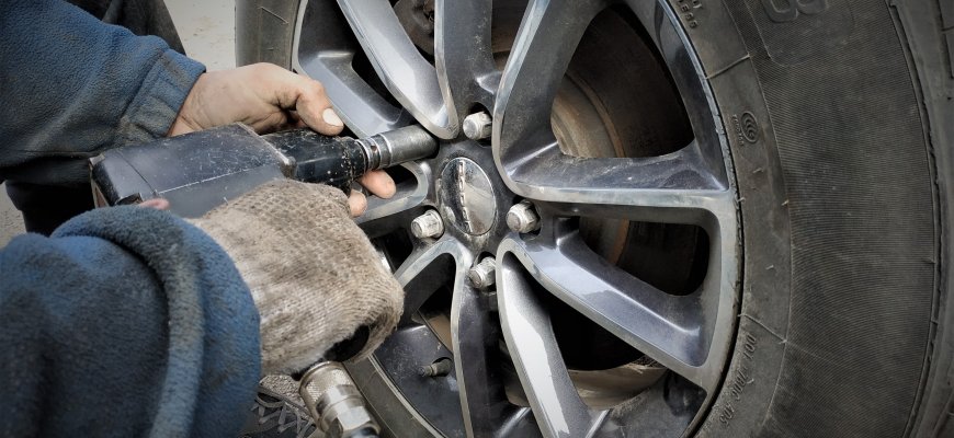 Įsigalioja draudimas vairuoti automobilius su vasarinėmis padangomis