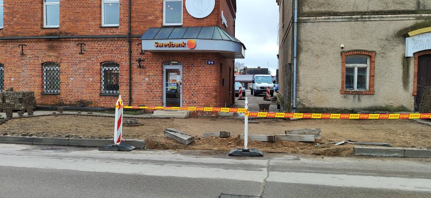 Prie Rokiškio „Swedbank“ pradėti remonto darbai (foto)