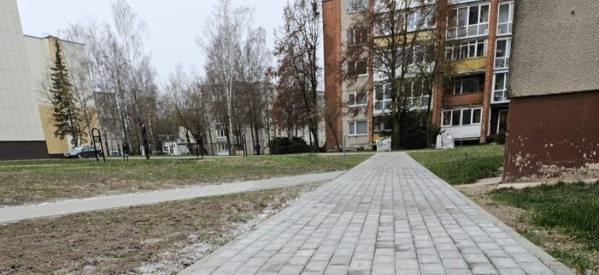 Šiais metais numatyti šaligatvių atnaujinimo darbai baigti: rezultatus pajuto mikrorajono gyventojai