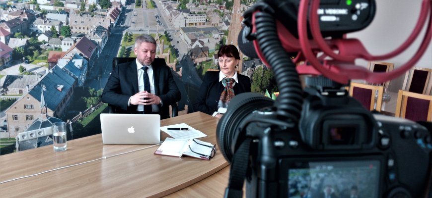 Rokiškio rajono meras Antanas Vagonis ir finansų skyriaus vedėja Reda Dūdienė kalba apie priimtą Rokiškio rajono biudžetą (video)