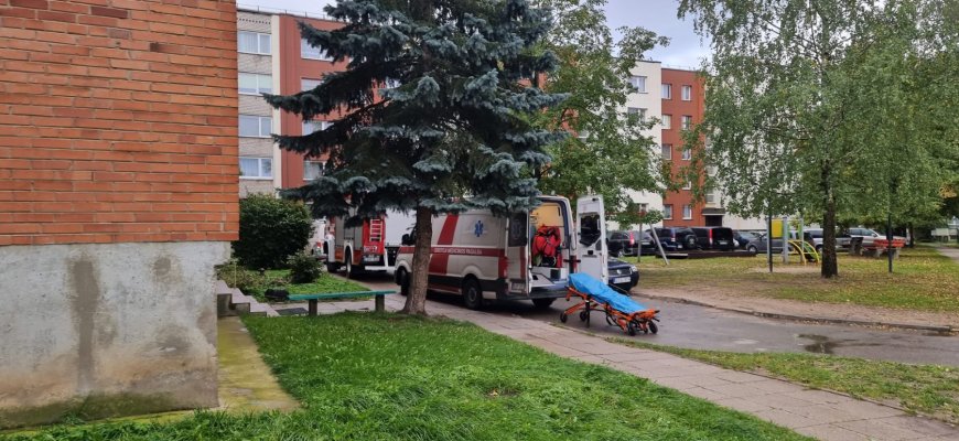 Prie daugiabučio - specialiosios tarnybos (foto)