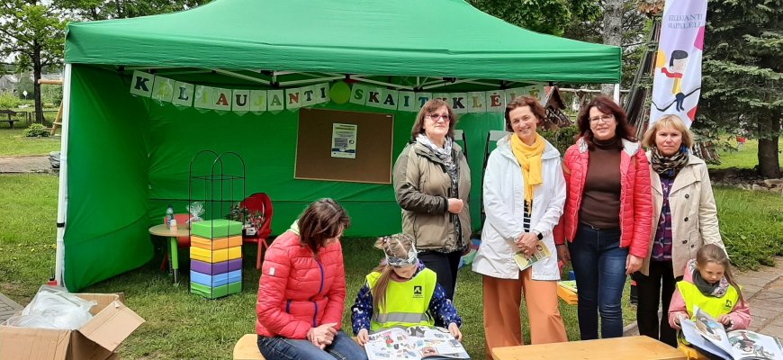 Bajorų kaimo bibliotekos vaikų žaidimų aikštelėje svečiavosi „Keliaujanti skaityklėlė - V