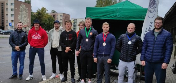 L.Šepkos parke organizuotos savo svorio štangos spaudimo varžybos