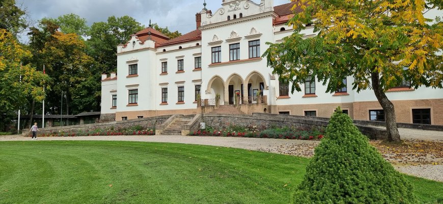 Balandžio 12 d. Rokiškio krašto muziejuje - šiaudinių paukštelių gamybos edukacija