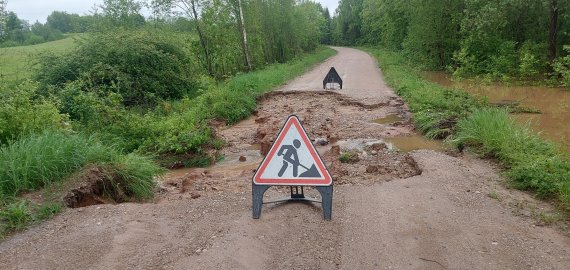 Naktinio lietaus pokštai: į gatvę „išneštos“ žuvys ir nuplautas kelias