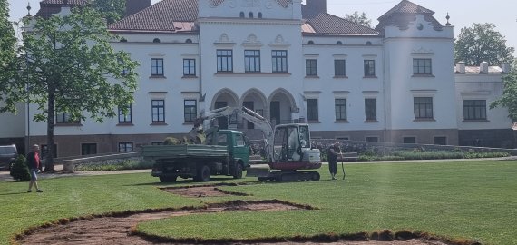 Darbai pajudėjo: Rokiškio dvare ruošiamasi atkurti istorinį grafų gėlyną (foto)