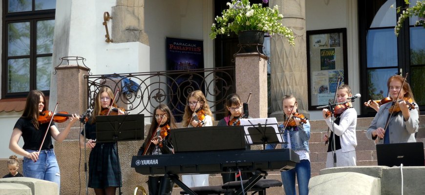Tradicinę gatvės muzikos dieną Rokiškyje tradiciškai grojo tik muzikos mokyklos moksleiviai (foto+video)