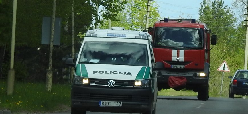 Įleido medikus ir pareigūnus