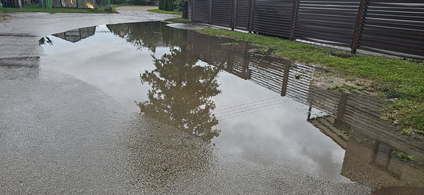 TAVO BĖDOS MANO: Dėl (k)liūčių Vyšnių gatvės gyventojams jau skauda galvas