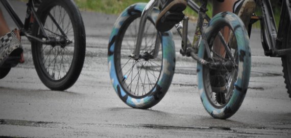 Dviratininkas kliudė pėsčiąją ir pasišalino