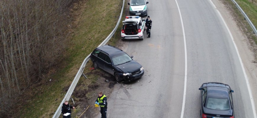 Viadukas tapo spąstais automobiliui (video+foto)
