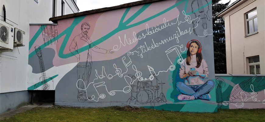 Gimsta atminimo ženklas - piešinys ant Rokiškio Rudolfo muzikos mokyklos sienos (foto)