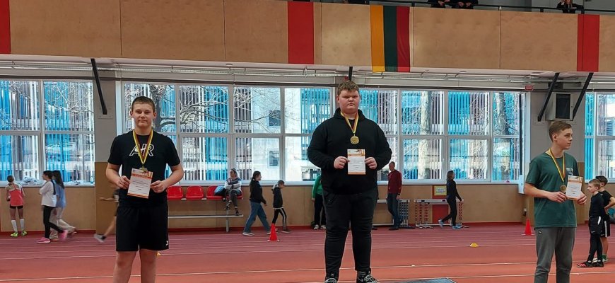 Šalies čempionate – puikūs rokiškėnų rutulio stūmikų startai