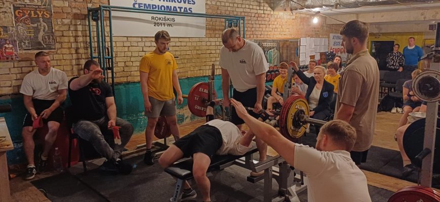 Rokiškyje susigrūmė stipriausi – štangos spaudimo turnyre dominavo „JTK Grizlis“ (foto)