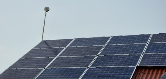 Saulės ir vėjo elektrinių savininkams – 48 mln. eurų parama baterijoms