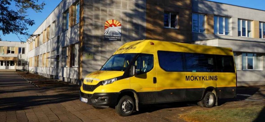 Kamajų Antano Strazdo gimnazija gavo naują geltoną autobusą