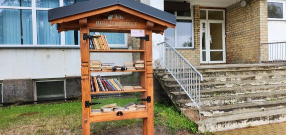 Geros idėjos – nemiršta: Rokiškyje vėl veikia mažoji bibliotekėlė