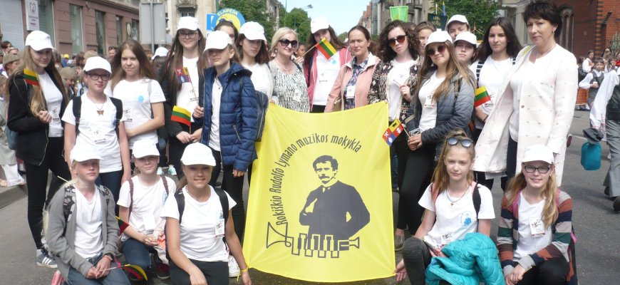 Lietuvos vakarų krašto dainų šventėje Rokiškio kraštą atstovavo Rokiškio Rudolfo Lymano muzikos mokyklos jaunių choras