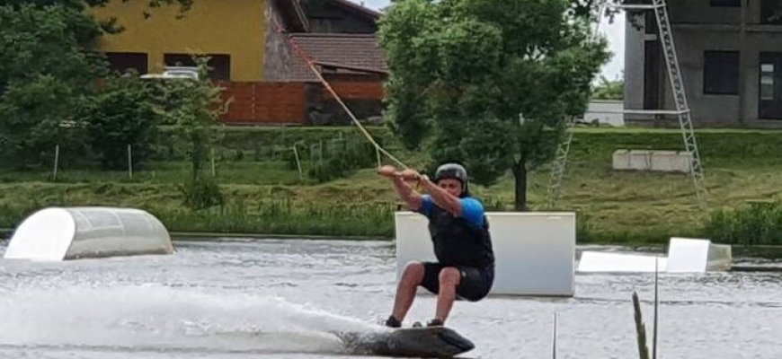 Vasaros pranašai: savaitgalį Rokiškio ežere jau veiks vandenlenčių trasos