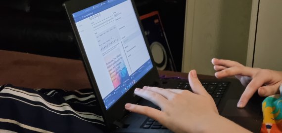 Du trečdaliai jaunimo renkasi nelegalų turinį