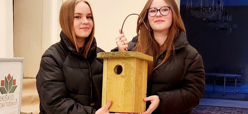 Originali iniciatyva – „apmokestino“ jaunimo šokius inkilais ir surengė sutiktuves paukščiams