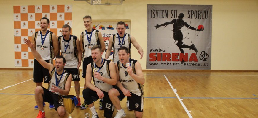 Krepšinio mėgėjus džiuginęs „Rokiškio rajono krepšinio lygos – „Rokiškio Sirenos“ taurės turnyras baigtas. Nugalėtojų taurę kėlė „Entuziastai“ (video +foto)