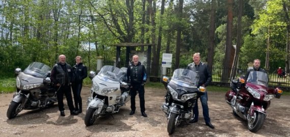 Rokiškio rajono tarybos narys A. Mekšėnas atsipalaiduoja riedėdamas motociklu