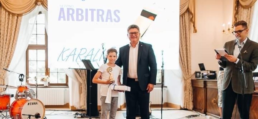 Tėčio pėdomis: jaunasis M. Karaliūnas pripažintas perspektyviausiu Utenos regiono teisėju (foto)