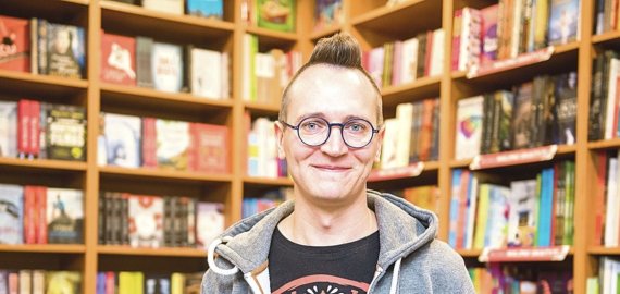 Kviečia į virtualų susitikimą su rašytoju Tomu Dirgėla