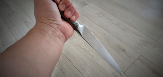 Peiliu sužalojo vyrą