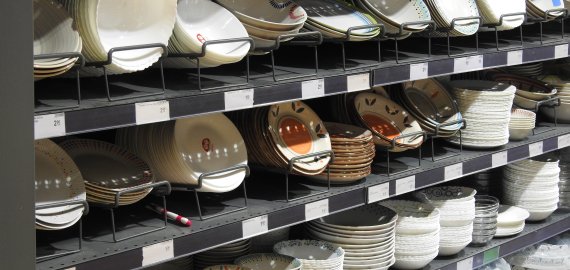 Prekybos centruose mažėja vienkartinių indų iš plastiko