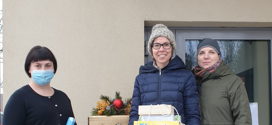 Senelių globos namus pasiekė Rokiškio mamų klubo dovanos